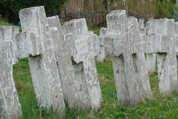 Поховані на старому цвинтарі як військові Російської армії, так і Австро-угорської, німецької, а також цивільні