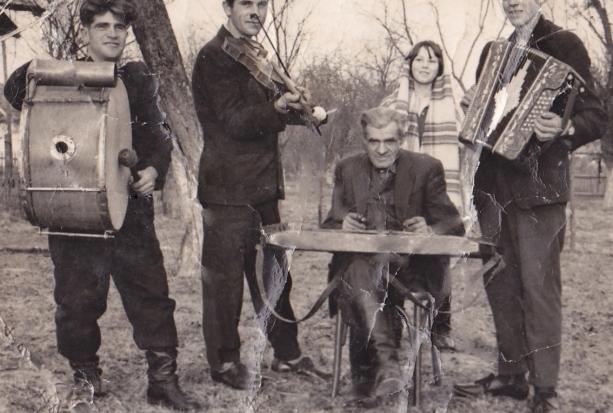 Сільські троїсті музики: бубніст Михайло Романів, скрипаль Іван Романів, цимбаліст Михайло Головчак. Світлина 1958 року