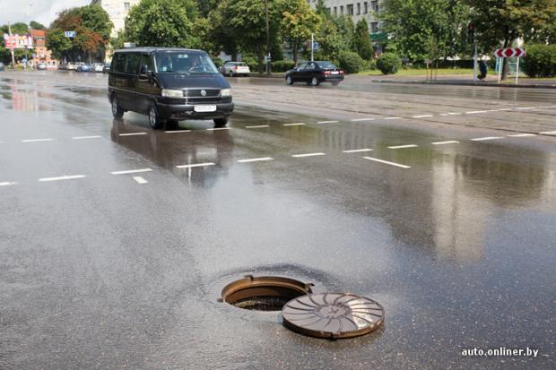 Ілюстрація. Металеві каналізаційні люки часто крадуть, а пластикові &mdash; руйнують