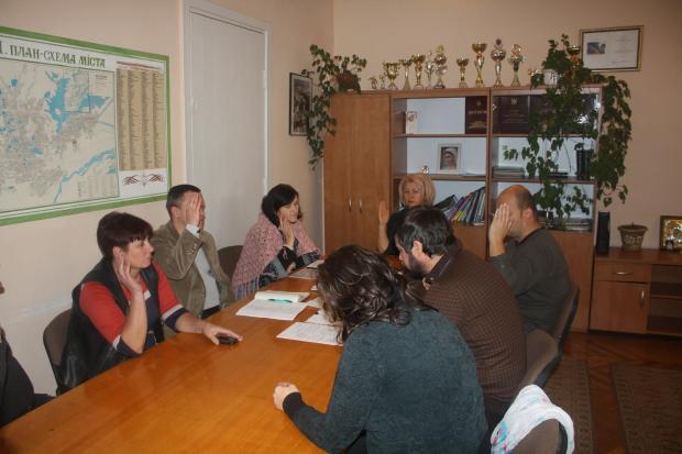 Члени спеціальної комісії проголосували за виділення кімнати у гуртожитку матері бійця АТО | Фото: Віктор Пазухін