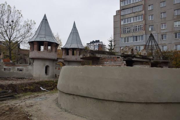 Дитячий майданчик після реконструкції має стати окрасою цілого міста. | Фото: Руслан Марцінків