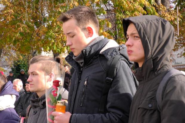 Вшанування традицінйо відбулося на площі Героїв &mdash; місці розстрілу юнаків | Фото: Скрін з відео