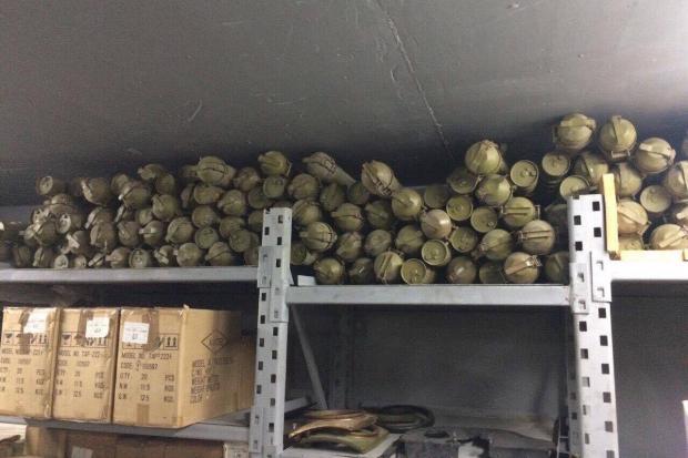 Схованка зброї є складом макетів легального столичного інтернет-магазину