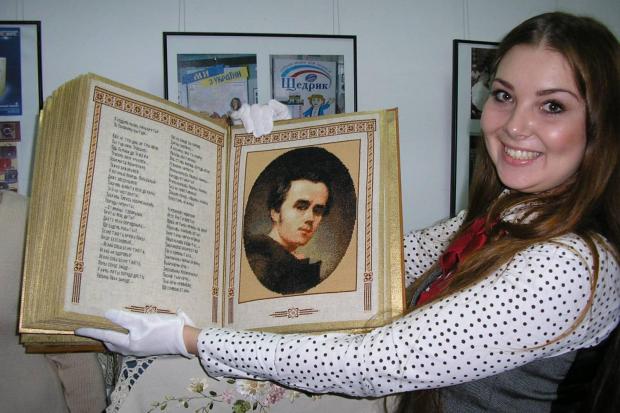 Книга містить 48 сторінок з дикого льону розміром 36,5 х 26 см.  | Фото: idei-dekoru.com