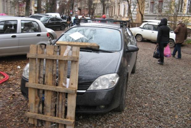 На вулиці Шевченка в Івано-Франківську заблокували авторагуля | Фото: versii.if.ua