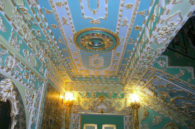 На перетворення під'їзду в казку у нього знадобилося кілька років