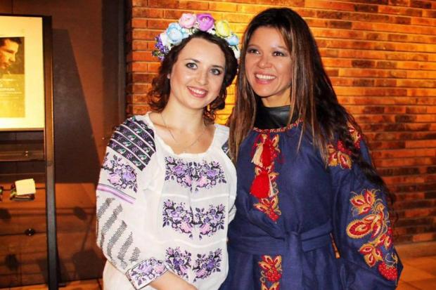 Коломиянка Юлія Курліщук подарувала співачці Руслані власноруч вишиту сукню | Фото: dzerkalo.media