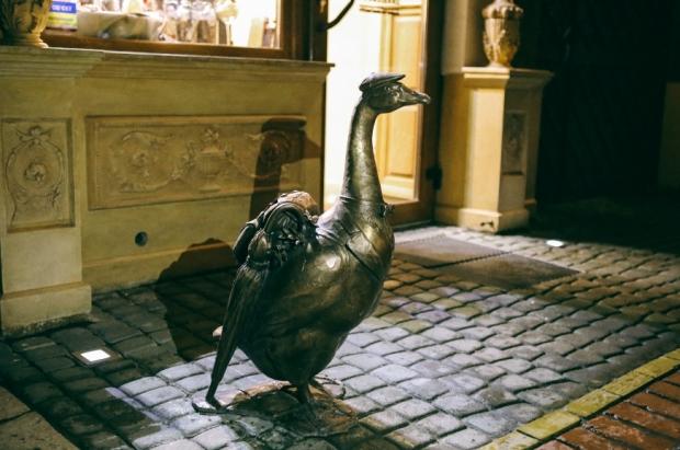 Кожна із скульптур &ndash; заввишки 90 см, тобто в реальний зріст вгодованої домашньої гуски | Фото: mukachevo.net