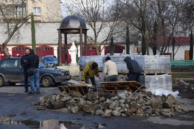 В Івано-Франківську ремонтують територію навколо однієї із найстаріших будівель міста