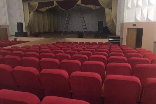 Крісла витримані у бордових кольорах. До середини залу встановлений подіум