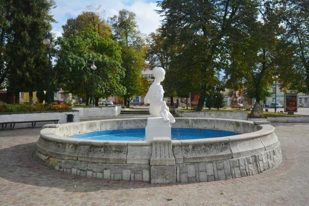 Одна з партій вирішила заробити додаткові бали коштом міського бюджету на відновленні фонтана