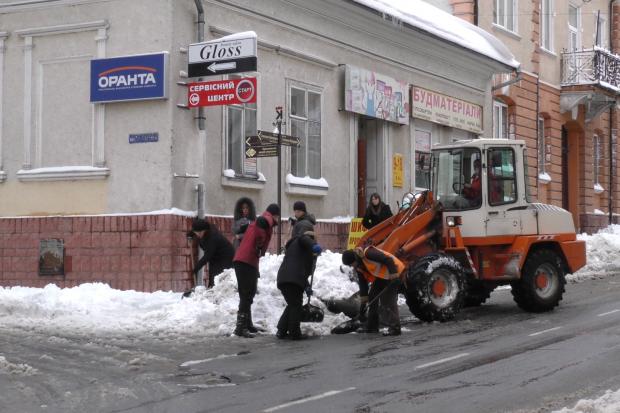 Комунальники чистять від снігу центр Калуша