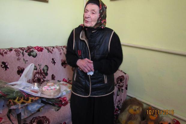  Василь Андрейчук вручив ювілярці грамоту від імені голови Івано-Франківської обласної ради Олександра Сича.