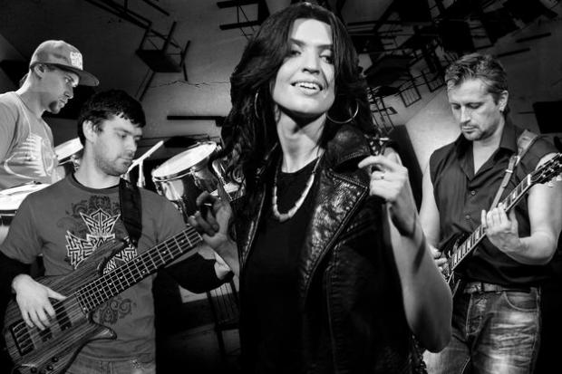 Раніше композиція звучала в акустичному варіанті, тепер гурт представив її остаточну студійну версію.