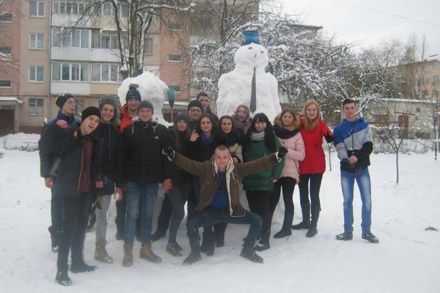 Триметрові сніговики-переможці і їхні творці-студенти