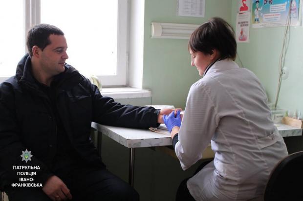 В Івано-Франківську патрульні здали кров для хворих дітей та постраждалих у ДТП
 | Фото: Патрульна поліція Івано-Франків