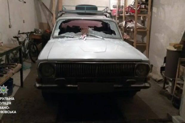 Франківчанка через ревнощі розтрощила лобове скло в автомобілі свого чоловіка.
