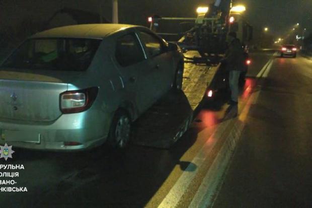 Патрульні евакуювали автомобіль нетверезого водія, який заснув за кермом під час руху
 | Фото: Патрульна поліція Івано-Ф