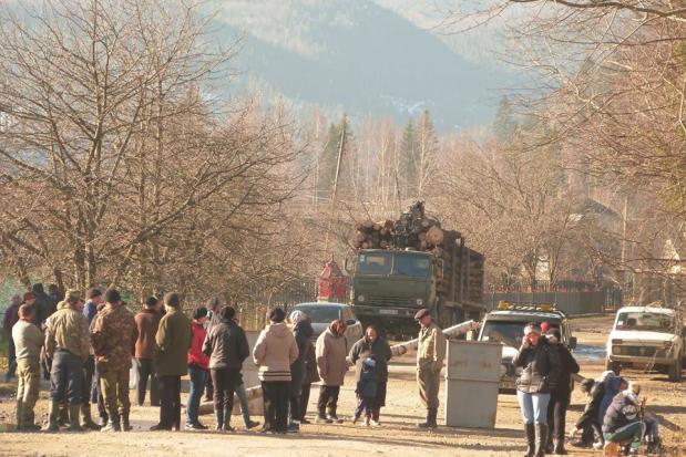 Люди змушені перекривати дорогу через критичний стан покриття | Фото: Віктор Худяк