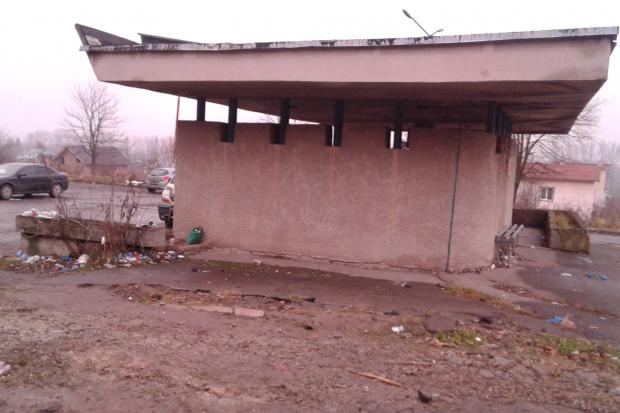 У той час, як зупинки міста цього року відреомнтували, зупинка біля Калуської ЦРЛ роками має непривабливий вигляд | Фото