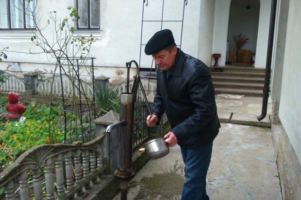 Вода у криниці Володимира з Пійла &mdash; забруднена, тож він пропонує її спробувати тільки для жарту | Фото: "Вікн
