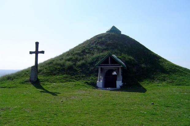 На найвищій точці Крилоського городища &mdash; курган. Насипаний він на честь провідника хорватського племені Гала, або 