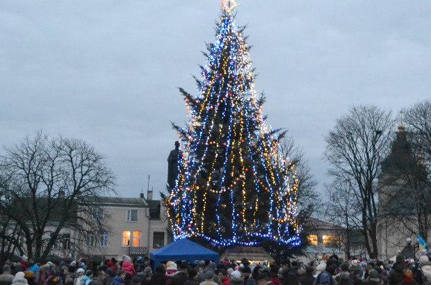 Підбиття підсумків конкурсів здійснюється спеціально створеною комісією у два етапи: до 20 грудня цього та до 20 січня н
