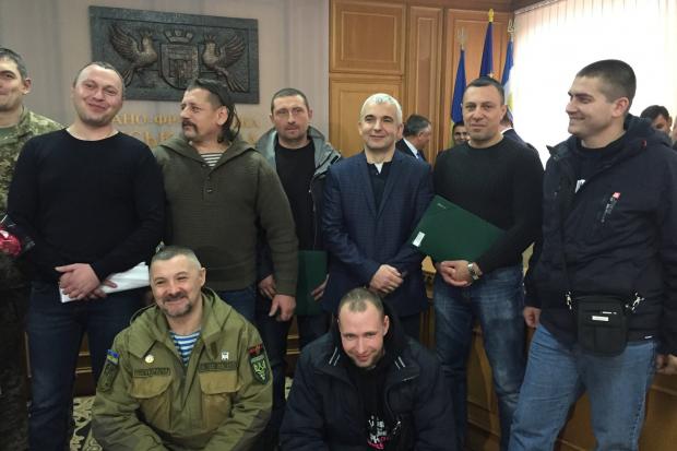 В Івано-Франківську вручили ключі від нових двокімнатних квартир трьом учасникам АТО | Фото: Василь Андріїв