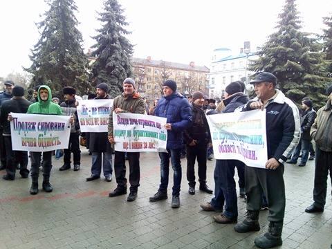 Працівники лісгоспів з усього Прикарпаття протестують під стінами адмінбудинку в Івано-Франківську | Фото: versii.if.uа