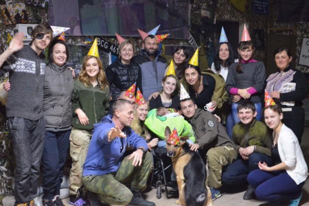 Яна Зінкевич відсвяткувала місяць донечки Богдани у колі друзів