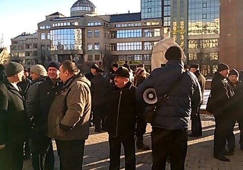 В Івано-Франківську під стінами ОДА ветерани МВС вимагають "достойних пенсій"