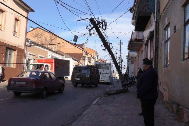 Водій підбив електроопору і поїхав, а мешканці вулиці залишилися буз світла