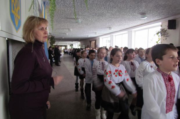 У середньому шкільному віці у школі майже три десятки класів. Пісні у них не повторювалися