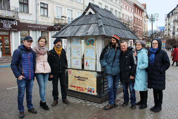 Дитячі роботи представлені у Різдвяній шопці, що біля Ратуші.