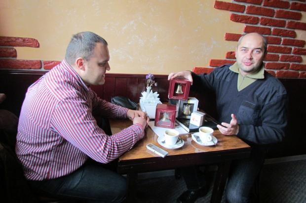 Іван Жук (зліва) побував у Калуші, щоб ознайомитися з містом, де працюварня ливарня дзвонів братів Фельчинських | Фото: 