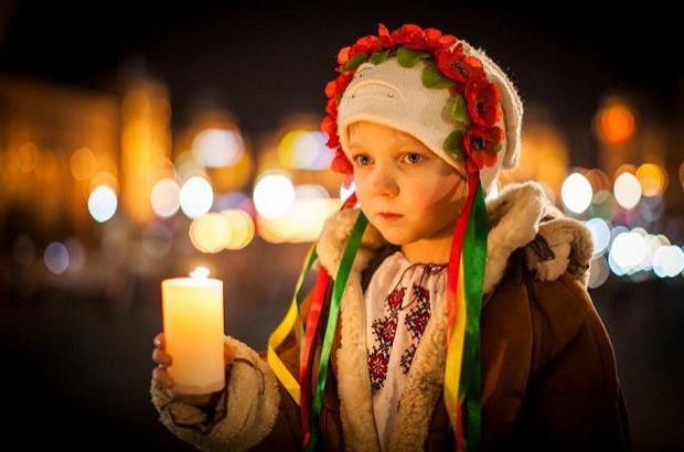 Сюжет колядки дуже зворушливий: дівчинка Оленка просить у Миколая і всіх святих, щоб батько повернувся додому живим. Її 