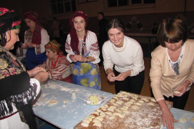 Молодички ліпили вареники для бійців АТО | Фото: Василь Довганюк