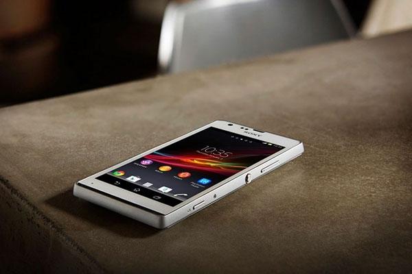 Ілюстрація. Дівчина помітила в коридорі без нагляду чужий телефон та, скориставшись тим, що довкола нікого не було, викр