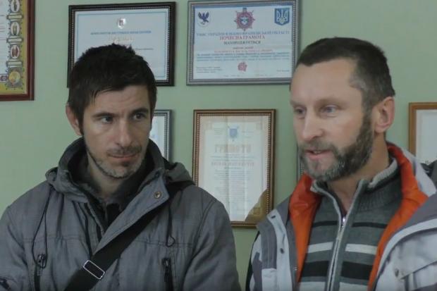 У Тараса Кушлика (справа) злодії вкрали з автівки електроінструменти, а згодом &mdash; номери