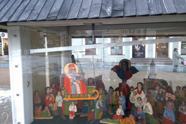 Що Миколай почав посміхатися потрібно "з лівого боку внизу потягнути за те, що можна потягнути і потримати кілька с