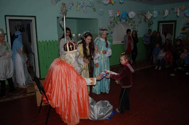 Кожна дитина отримала від Миколая свій подаруночок та солодощі | Фото: Калуська міська філія "Союзу українок"