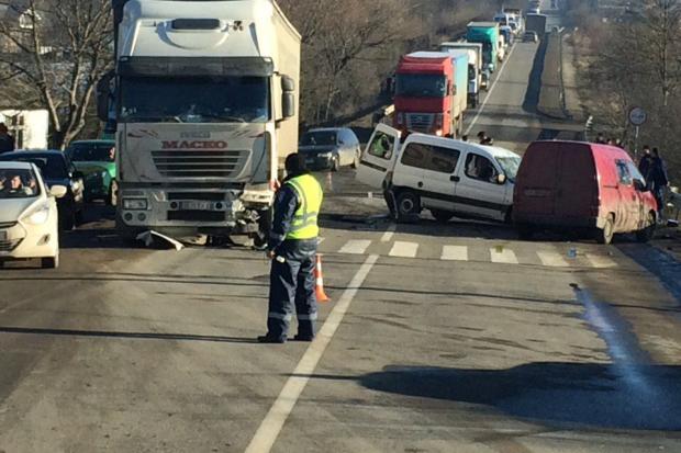 У Вістовій зіткнулися два мінівени і фура | Фото: AutoLife IF
