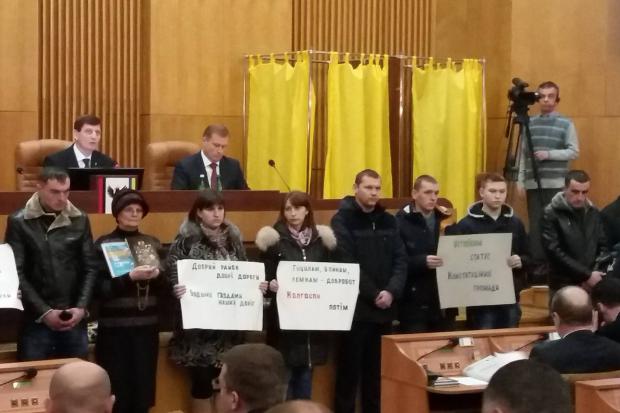 Мешканці села Устеріки вимагають дострокових виборів голови сільської ради та депутатів. | Фото: firtka.if.uа