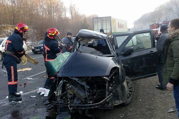 Аби витягнути тіло загиблої пасажирки легковика, рятувальникам довелося розрізати машину. | Фото: galych.com.uа