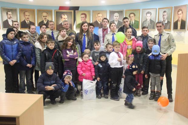 У подарункові наплічники юнаки з діаспори клали взуття, одяг, канцелярське приладдя, солодощі, іграшки