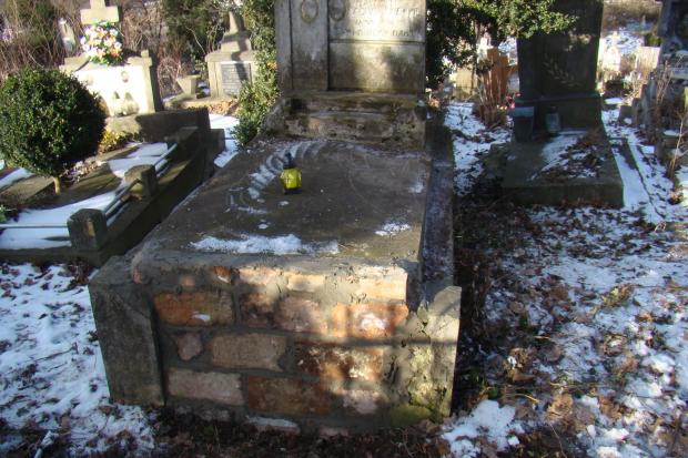 Калушани почали наводити лад зі склепами на старому цвинтарі міста | Фото: Василь Фіцак