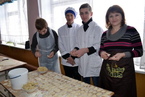 Рогатинські студенти і волонтери приготували понад 200 л вареників для фронту
 | Фото: ww2.gov.if.ua