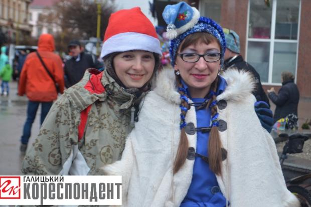 У Франківську Діди Морози та Снігурки сіли на велосипеди | Фото: gk-press.if.uа