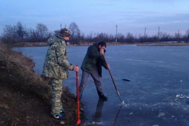 Калуські рибалки-аматори зарибнили одне з калуських озер | Фото: Роман Куцій