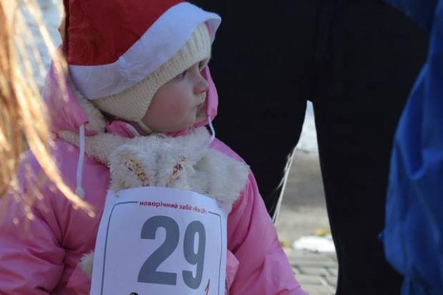 Особливо зворушливо виглядали на фініші наймолодша бігунка &mdash; півторарічна Даринка Сидорко.</strong>